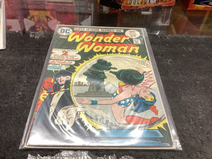 DC COMICS. WONDER WOMAN #218 JULY 1975.